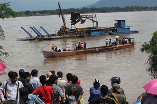 Vụ tai nạn chìm phà ở Lào khiến 10 học sinh mất tích