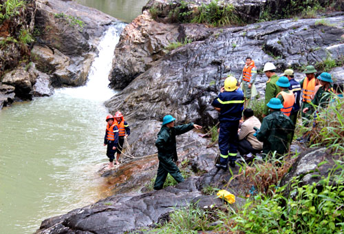 Lực lượng cứu hộ nối dây xuống thác để đưa 3 thi thể nạn nhân gặp tai nạn đuối nước lên bờ