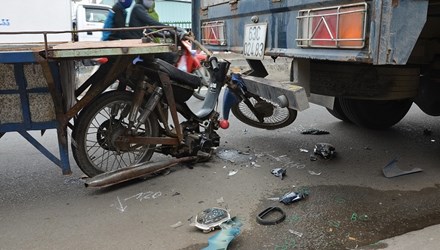 Hiện trường vụ tai nạn giao thông giữa xe tự chế và xe tải khiến 1 người tử vong