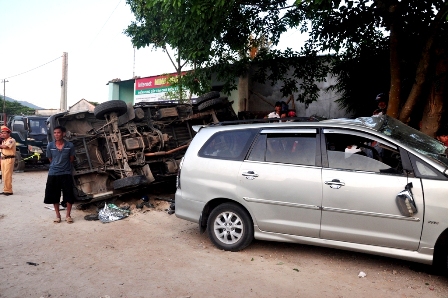 Hiện trường vụ tai nạn giao thông nghiêm trọng tại Quảng Nam