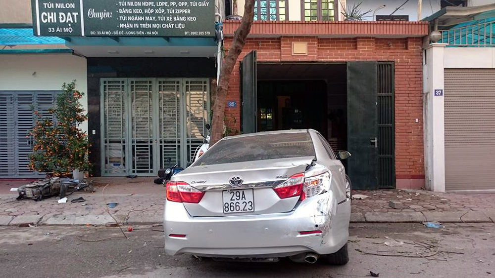 Chiếc xe Camry quay ngang, cắm đầu vào trước cửa nhà số 35 Ái Mộ sau khi gây tai nạn