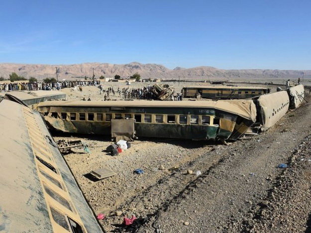 Hiện trường vụ tai nạn giao thông đường sắt thảm khốc ở Pakistan ngày 17/11