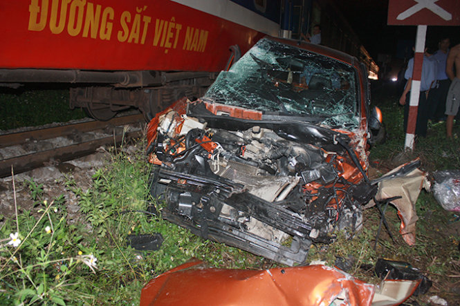 Chiếc xe ô tô 4 chỗ nát vụn sau vụ tai nạn giao thông đường sắt