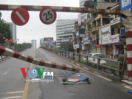 Hiện trường vụ tai nạn giao thông xe khách đâm sập thanh giới hạn chiều cao trên cầu vượt Thái Hà ở Hà Nội