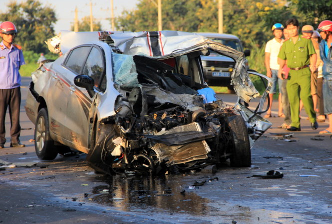 Hiện trường vụ tai nạn giao thông kinh hoàng khiến xe CSGT vỡ nát, 1 chiến sĩ thiệt mạng