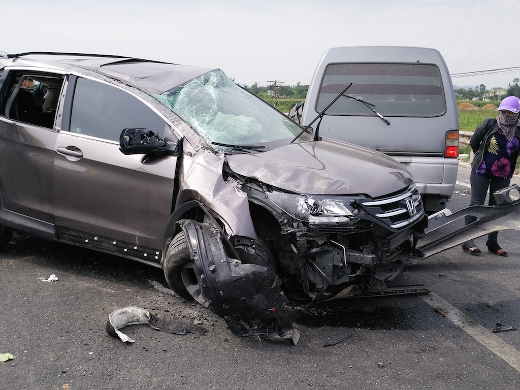 Sau vụ tai nạn kinh hoàng, xe Honda CRV lộn nhiều vòng trước khi đụng xe khách