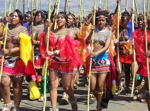 38 trinh nữ Swaziland tham gia lễ hội múa sậy ứng thí làm vợ vua đã thiệt mạng vì gặp tai nạn giao thông thảm khốc