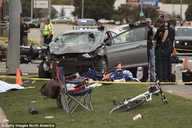 Hiện trường vụ tai nạn giao thông kinh hoàng khiến ít nhất 4 người thiệt mạng và hơn 40 người bị thương ở bang Oklahoma, Mỹ