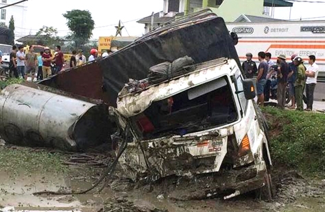 Tai nạn giao thông kinh hoàng ở Nghệ An: Tài xế vỡ bụng