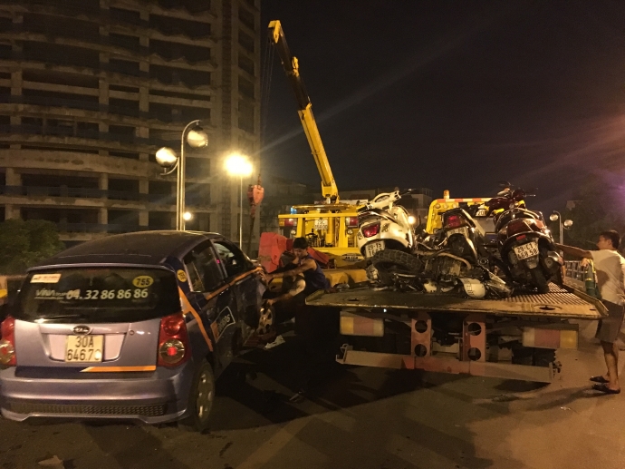 Chiếc taxi ‘điên’ và hàng loạt xe máy của các nạn nhân trong vụ tai nạn giao thông kinh hoàng trên cầu vượt Thái Hà đêm 8/11
