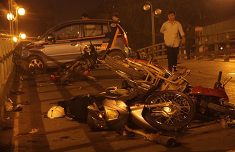 Một góc hiện trường vụ taxi ‘điên’ gây tai nạn liên hoàn thảm khốc trên cầu vượt Thái Hà