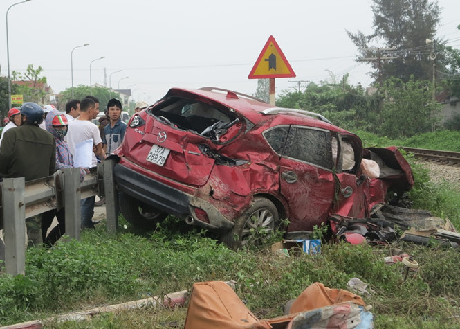 Vụ tai nạn giao thông khiến ô tô 5 chỗ biến dạng, hư hỏng nặng