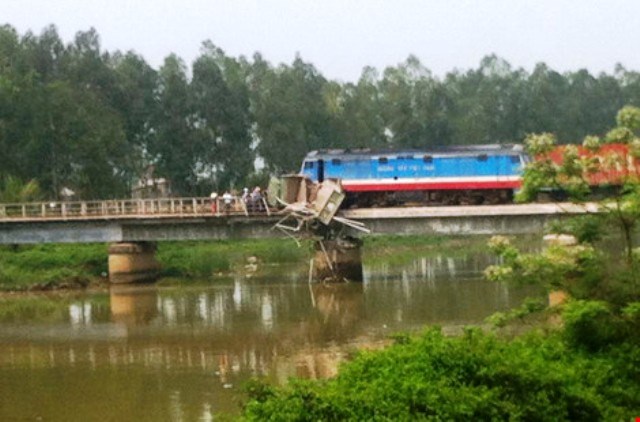 Trước đó ở Nghệ An cũng xảy ra một vụ tai nạn giao thông đường sắt khiến đường sắt Bắc – Nam tê liệt