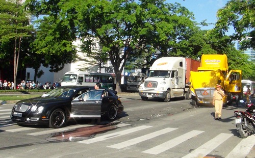 Lực lượng chức năng TPHCM xử lý hiện trường vụ tai nạn kinh hoàng giữa siêu xe Bentley và container