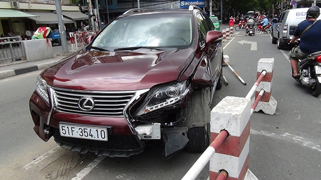 Xế sang Lexus hư hỏng nặng vì tai nạn giao thông trên cầu Calmette ngày 30/5