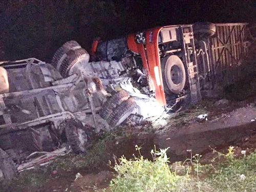Đầu xe khách giường nằm lồng vào đuôi xe tải tại hiện trường vụ tai nạn giao thông kinh hoàng trên cao tốc Pháp Vân – Cầu Giẽ