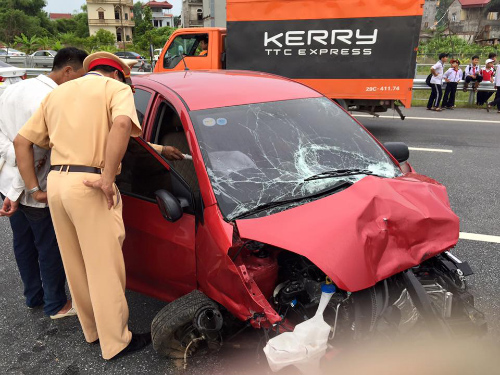Vụ tai nạn giao thông kinh hoàng khiến chiếc xe ô tô Kia Morning bẹp rúm phần đầu