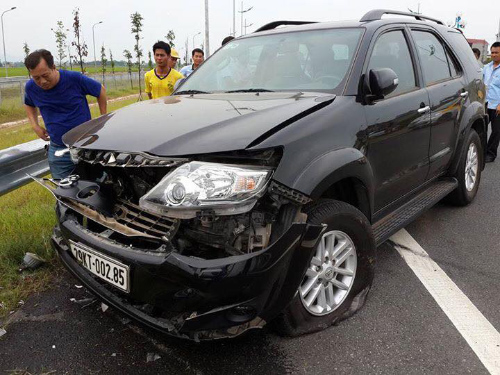 Trong khi đó, chiếc ô tô Toyota Fortuner cũng bị hư hỏng nặng sau vụ tai nạn giao thông bất ngờ