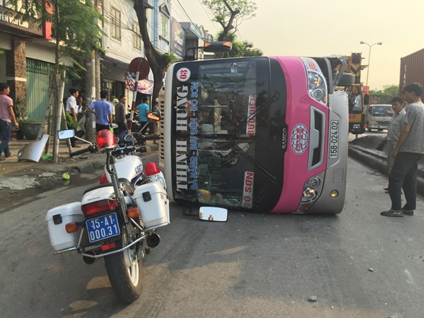 Xe buýt lật nghiêng tại hiện trường vụ tai nạn giao thông
