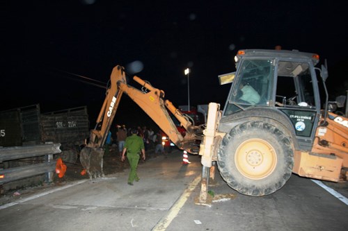 Lực lượng chức năng đã ngăn đường đoạn xảy ra vụ tai nạn giao thông trong vòng 2 giờ để phục vụ công tác cứu hộ