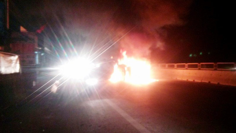 Chiếc xe chở hàng của gia đình anh Nguyễn Duy Hùng bốc cháy dữ dội sau vụ tai nạn giao thông