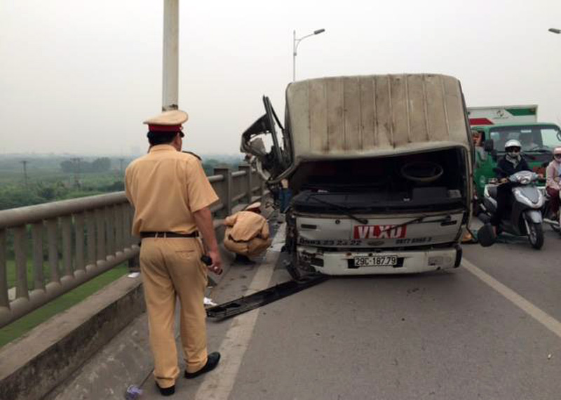 Vụ tai nạn giao thông khiến 7 nhịp lan can bung khỏi cầu, cầu Vĩnh Tuy ách tắc kéo dài