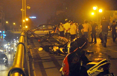 Hiện trường vụ taxi ‘điên’ gây tai nạn liên hoàn trên cầu vượt Thái Hà – Chùa Bộc