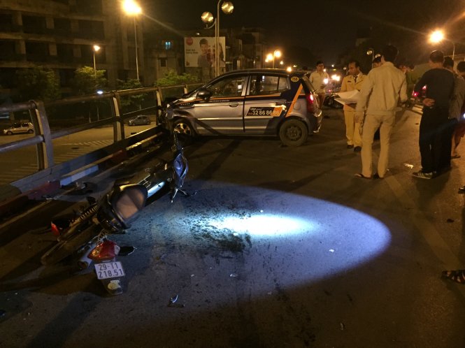 Xe bị đụng ngổn ngang mé bên trái xe taxi ‘điên’ gây tai nạn liên hoàn trên cầu vượt Thái Hà…