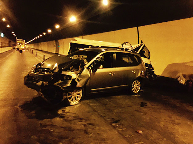 Hình ảnh vụ tai nạn giao thông 4 xe ô tô tông nhau liên hoàn tại hầm Hải Vân được camera ghi nhận