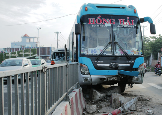 Hiện trường vụ tai nạn giao thông liên hoàn trước bến xe Miền Đông