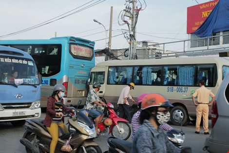 Vụ tai nạn giao thông khiến gần 100 hành khách hoảng loạn
