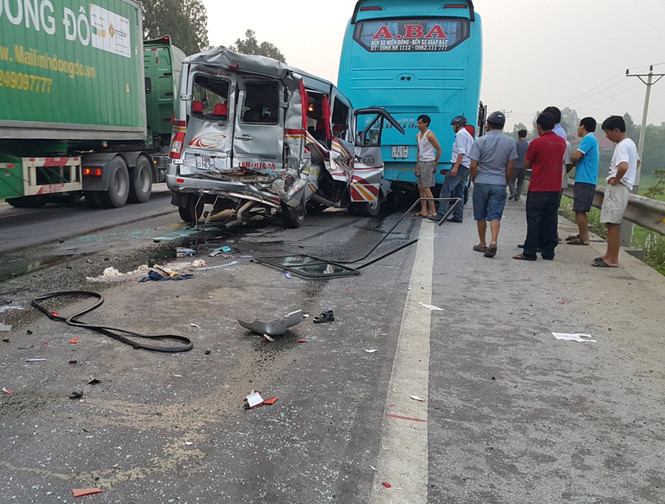 Hiện trường vụ tai nạn giao thông liên hoàn giữa xe tải và 2 xe  khách đang chờ đèn đỏ ở Nghệ An