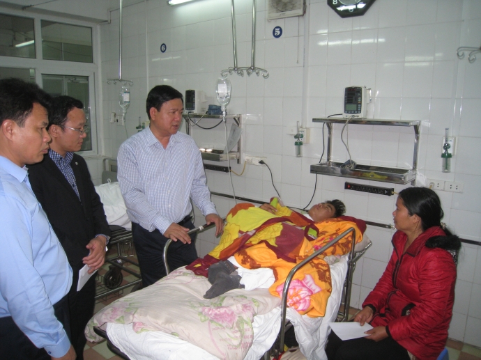 Bộ trưởng Thăng tặng quà, động viên các nạn nhân tai nạn giao thông ngày Tết