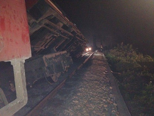Vụ tai nạn đường sắt khiến toa kế tiếp của tàu Hà Nội – Hải Phòng bị nhấc bánh khỏi đường ray