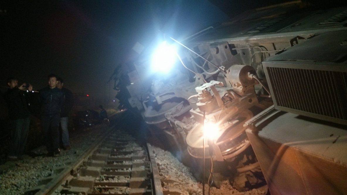 Vụ tai nạn giao thông kinh hoàng khiến tuyến đường sắt Hà Nội – Hải Phòng tê liệt