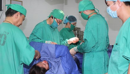 Êkip bác sĩ đã phẫu thuật thành công và cứu sống mẹ con sản phụ Thương sau vụ tai nạn giao thông nghiêm trọng