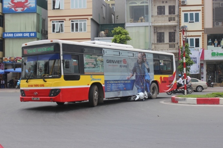Hiện trường vụ tai nạn giao thông giữa xe máy và xe buýt trên đường Xã Đàn (Hà Nội) sáng nay