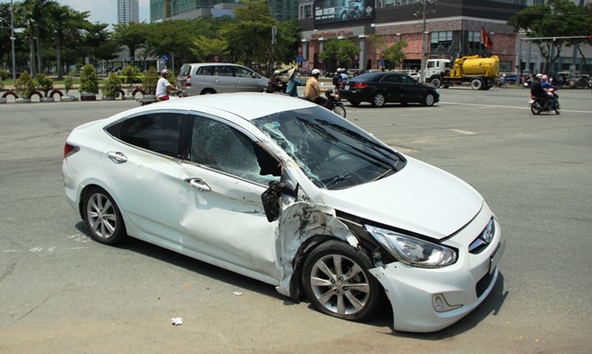 Chiếc ô tô 4 chỗ của anh Huynh hư hỏng nặng sau vụ tai nạn giao thông bất ngờ