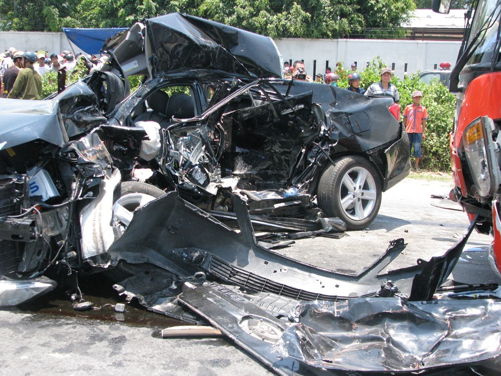 Chiếc ô tô Camry nát nhừ sau vụ tai nạn kinh hoàng khiến 4 người thiệt mạng