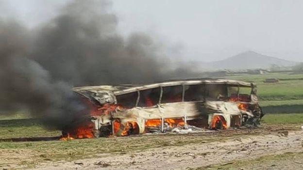Một xe buýt bốc cháy ngùn ngụt sau vụ tai nạn giao thông kinh hoàng