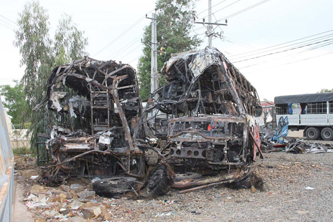 Hai xe khách cháy rụi còn trơ bộ khung sau vụ tai nạn giao thông thảm khốc ở Bình Thuận hôm 22/5