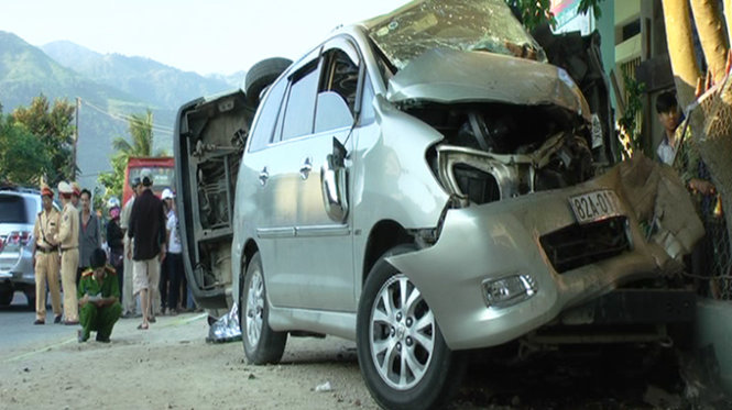 Ôtô 7 chỗ bị nát phần đầu tại hiện trường vụ tai nạn giao thông thảm khốc ở Quảng Nam