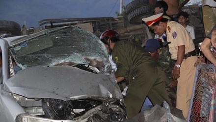 Công an và người dân Quảng Nam phải phá cửa xe đưa thi thể các nạn nhân vụ tai nạn ra ngoài.