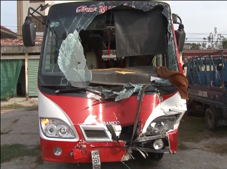 Chiếc xe khách BKS 83B – 004.96 bị hư hỏng nặng sau vụ tai nạn giao thông làm 3 người chết, 10 người bị thương