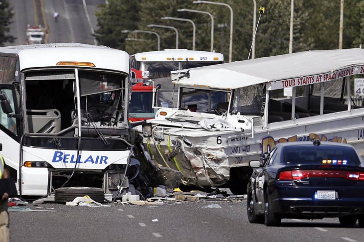Hiện trường vụ tai nạn giao thông giữa xe buýt chở du học sinh tại Mỹ và xe du lịch