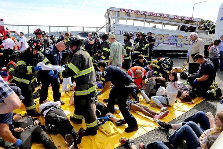 Lính cứu hỏa và nhân viên y tế chăm sóc những người bị thương sau vụ tai nạn giao thông thảm khốc