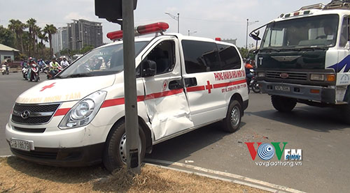 Hiện trường vụ tai nạn giao thông giữa xe cấp cứu và xe ben