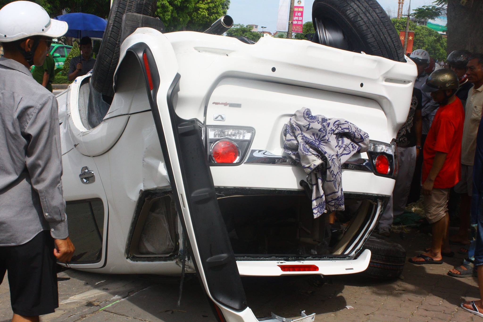 Tai nạn bất ngờ khiến ô tô nằm phơi bụng giữa đường