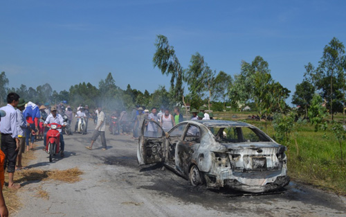 Tai nạn hy hữu, xe ô tô bốc cháy giữa cánh đồng