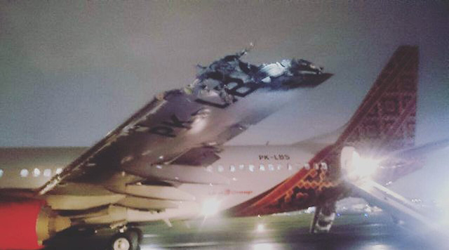 Máy bay hư hại nặng sau vụ tai nạn hy hữu va chạm với một máy bay khác ngay trên đường băng
